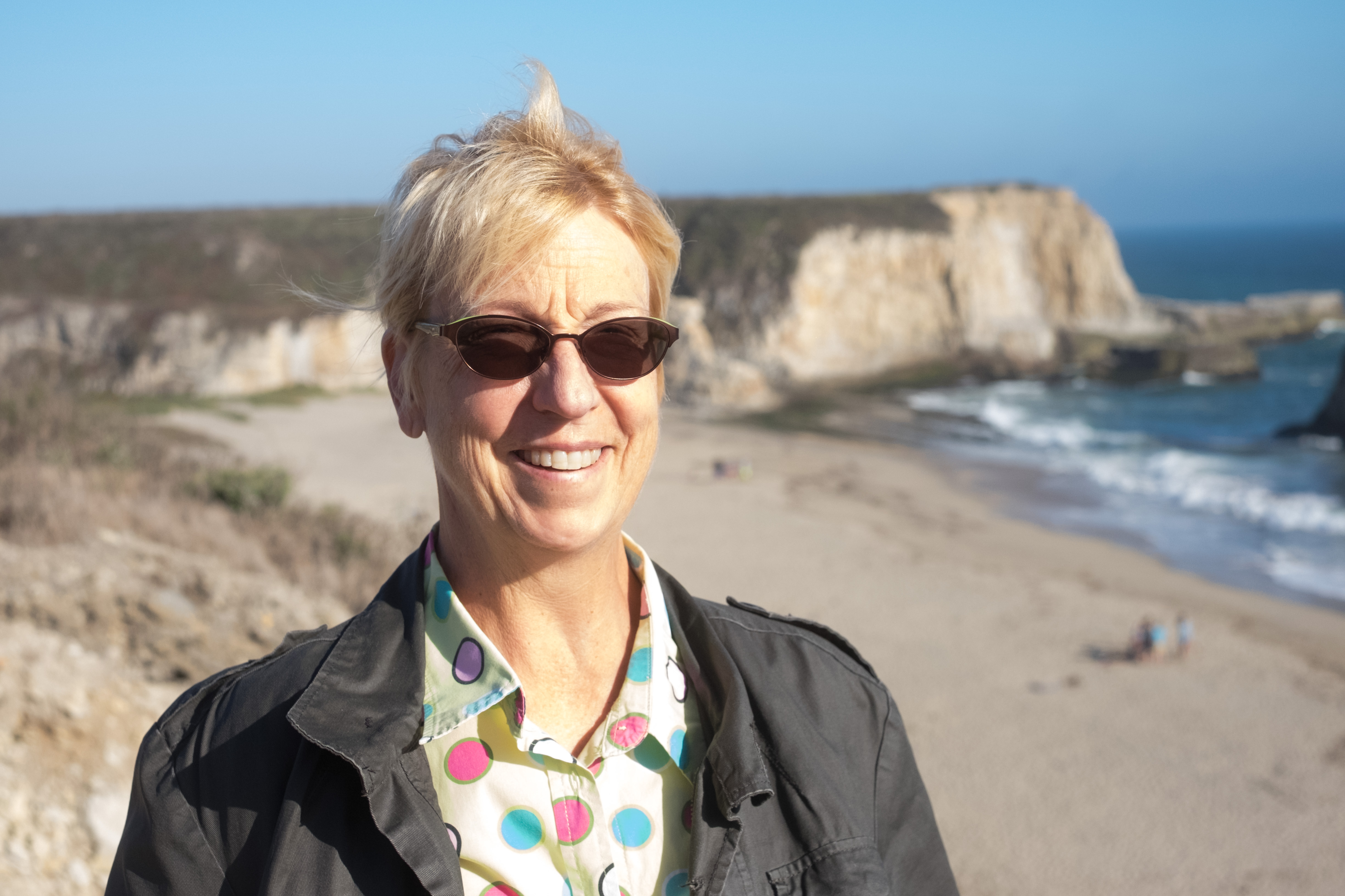 Pamarie at a clifftop above a dramatic beach